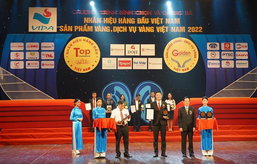 Ông Nguyễn Tiến Hùng, GĐ Kinh doanh Khu vực Hà Nội - Dai-ichi Life Việt Nam, nhận giải thưởng từ BTC