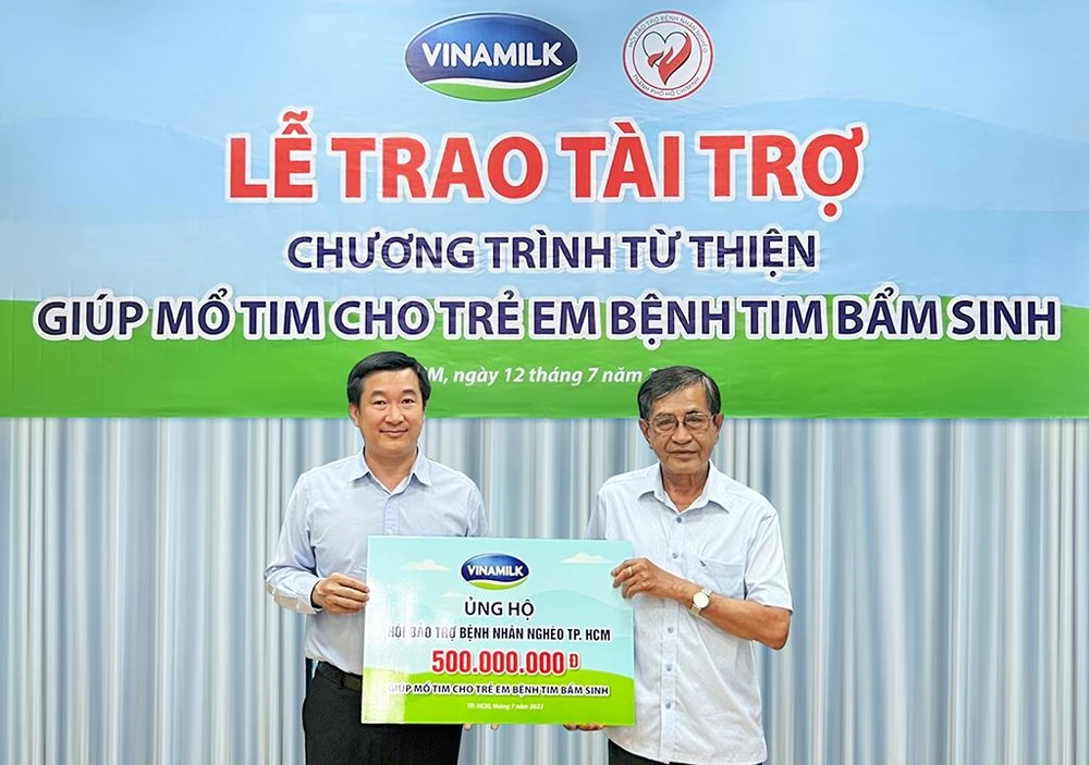 Ông Đỗ Thanh Tuấn – Giám đốc Đối Ngoại Vinamilk (bên trái) đại diện trao kinh phí hỗ trợ chương trình mổ tim miễn phí cho các bệnh nhi có hoàn cảnh khó khăn