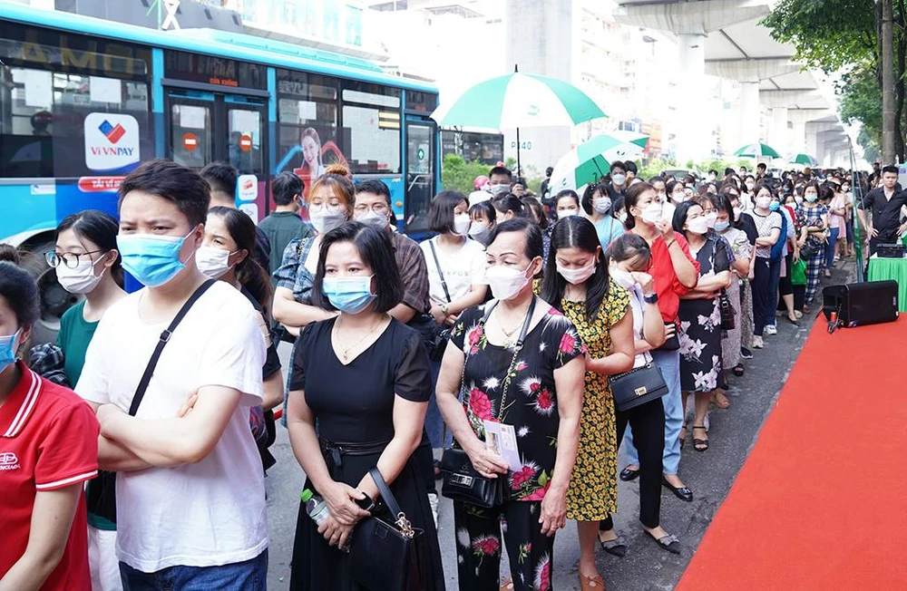 Ngay từ sớm, các tín đồ làm đẹp đã xếp hàng dài chờ check-in