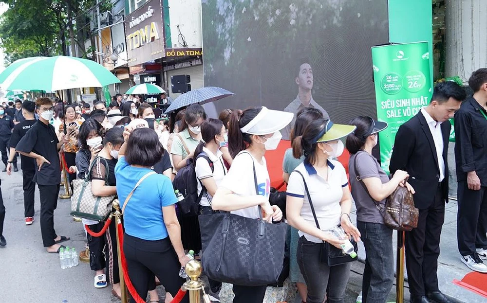 Dòng người xếp hàng tham gia sự kiện sinh nhật Hệ thống Thẩm mỹ Thu Cúc