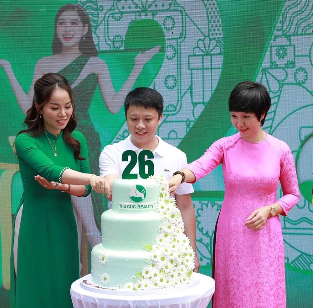 Nghi thức cắt bánh chúc mừng sinh nhật Thu Cúc 26 tuổi