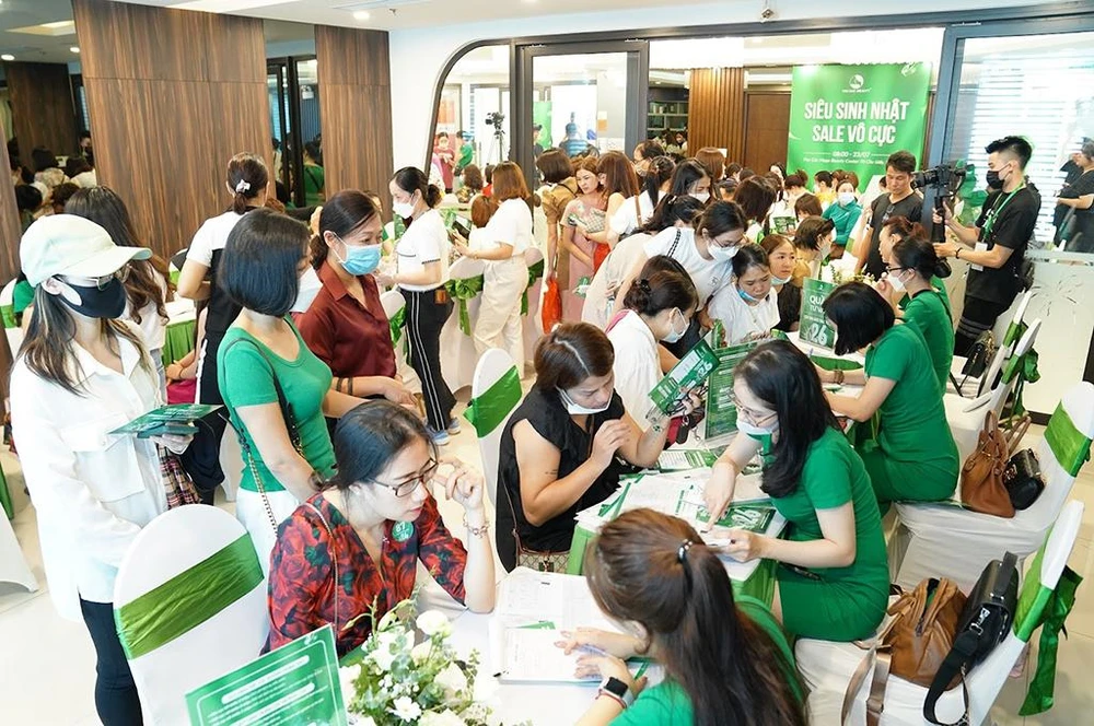 Chị em được tư vấn làm đẹp ngay tại sự kiện