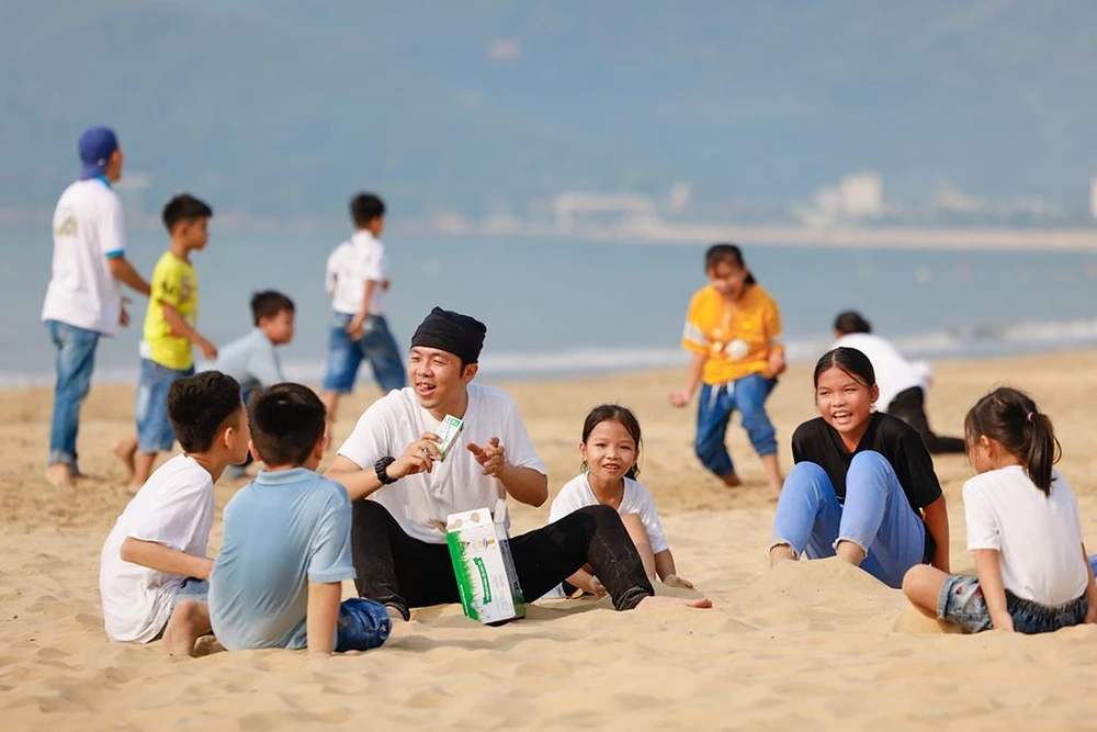 Tại Bình Định, các em nhỏ Làng trẻ SOS Quy Nhơn đã được tổ chức một buổi dã ngoại ở biển Quy Nhơn, là dịp để các em thỏa thích đá bóng, nô đùa và hòa mình vào làn nước mát lạnh. Tại Bình Định, các em nhỏ Làng trẻ SOS Quy Nhơn đã được tổ chức một buổi dã ngoại ở biển Quy Nhơn, là dịp để các em thỏa thích đá bóng, nô đùa và hòa mình vào làn nước mát lạnh.