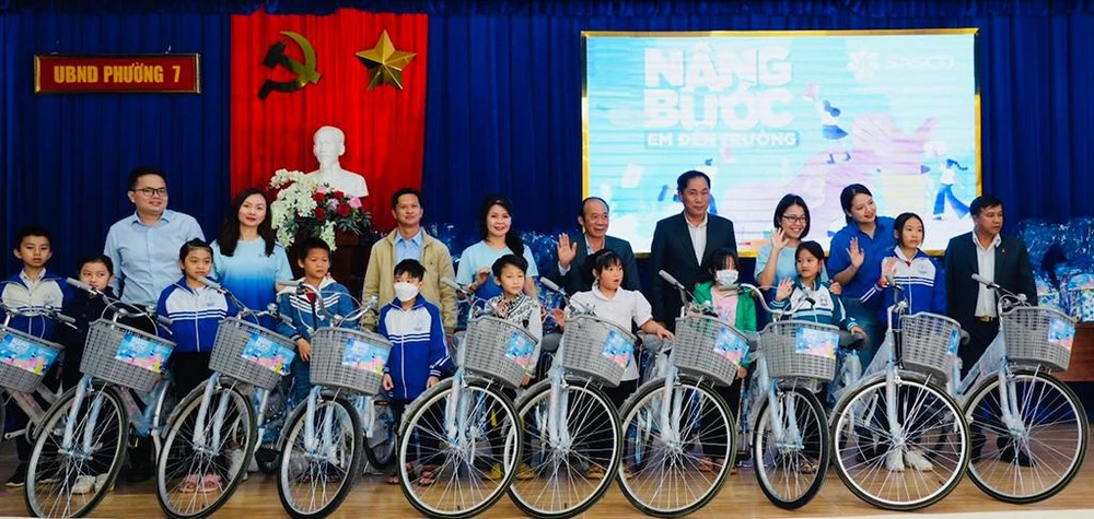 Đại diện SASCO và UBND phường 7, TP. Đà Lạt trao quà tặng “Nâng bước em đến trường” cho các học sinh nghèo có hoàn cảnh khó khăn chuẩn bị cho năm học mới.