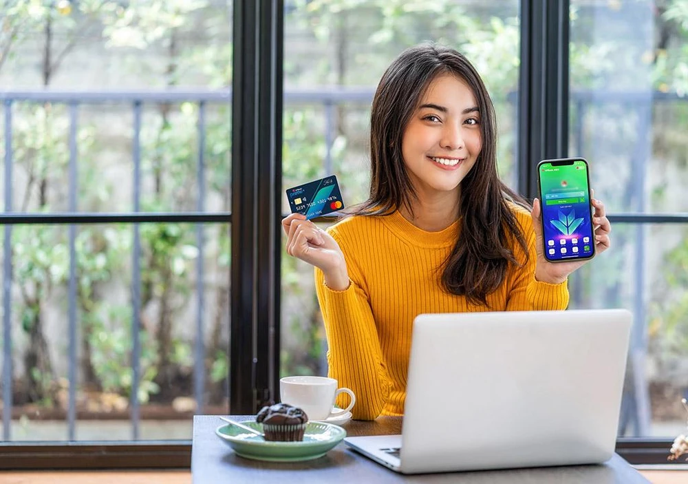 Các bạn trẻ ngày càng quen thuộc với cuộc sống không tiền mặt