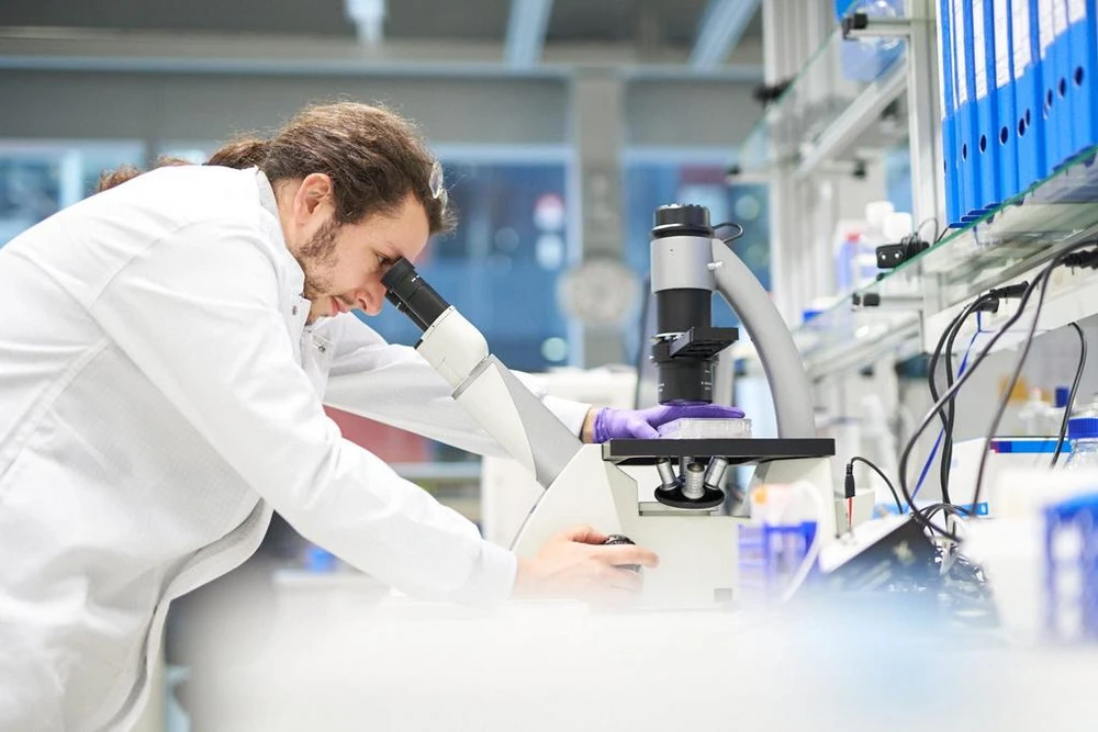 Các nhà khoa học của PMI miệt mài nghiên cứu về những chiến lược không khói thuốc trên toàn cầu