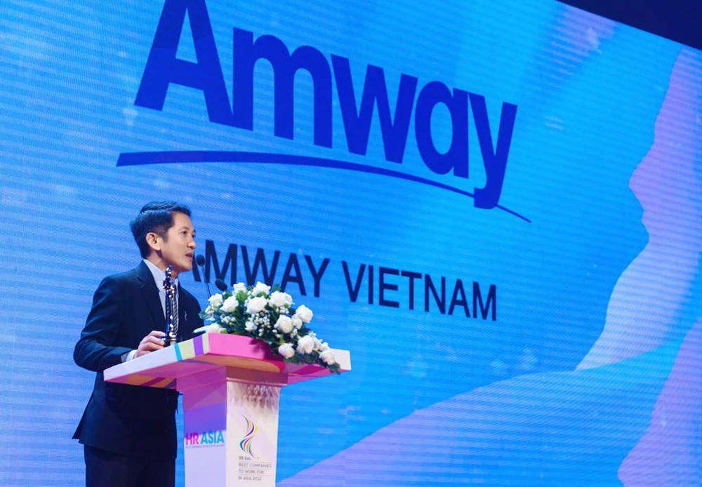 Ông Huỳnh Thiên Triều – Tổng Giám đốc Amway Việt Nam phát biểu tại lễ trao giải