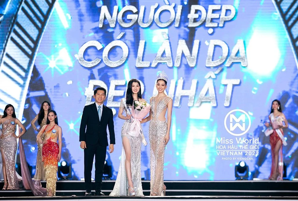 Ông Huỳnh Thiên Triều – Tổng Giám đốc Amway Việt Nam trao giải Người đẹp có làn da đẹp nhất cho Á Hậu 2 Miss World Việt Nam 2022 Nguyễn Phương Nhi.