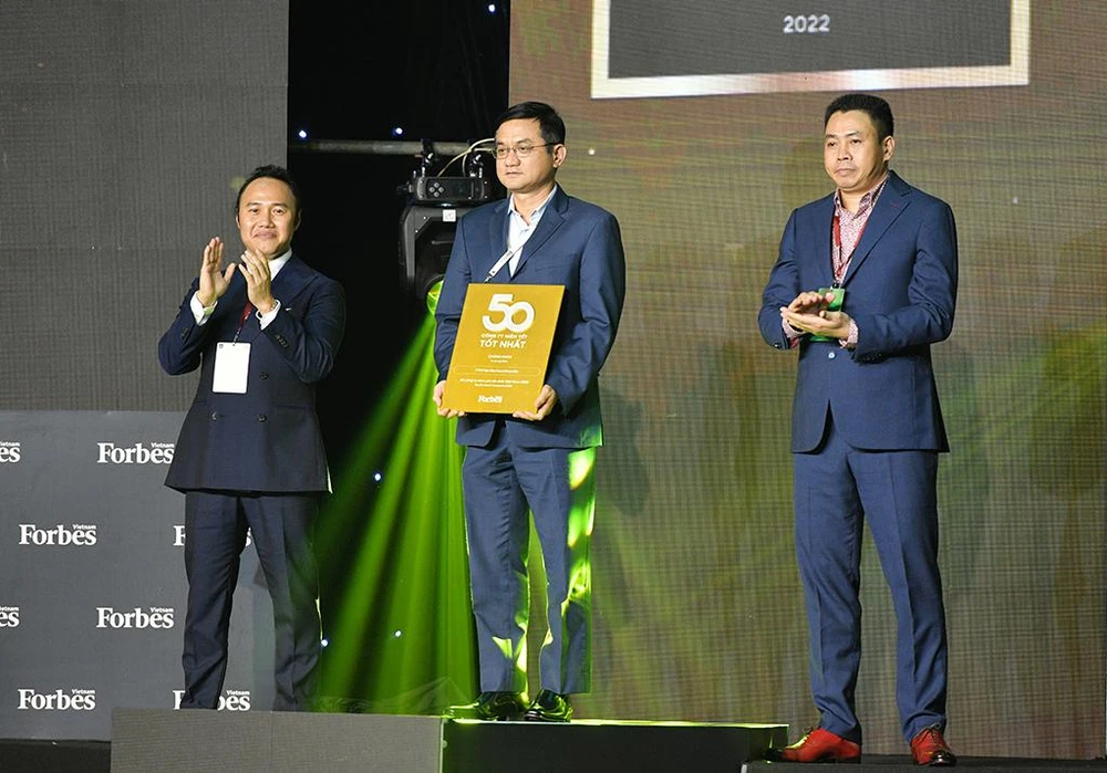 Ông Nguyễn Quang Trí – Giám đốc Điều hành Marketing của Vinamilk đại diện nhận giải thưởng Top 50 công ty niêm yết tốt nhất Việt Nam 2021 từ Forbes Việt Nam