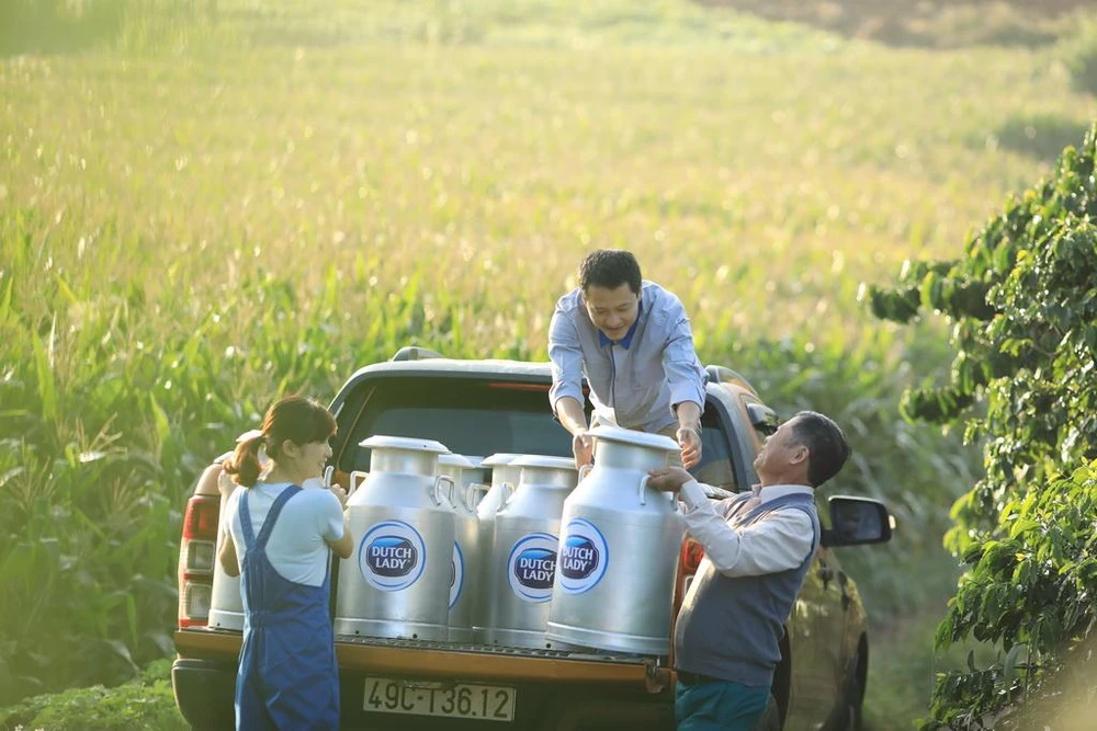 Với chương trình phát triển ngành sữa, FrieslandCampina đã chuyển giao công nghệ chuẩn Hà Lan cho 2.500 nông dân Việt, nâng cao chất lượng nguồn sữa tươi đầu vào.