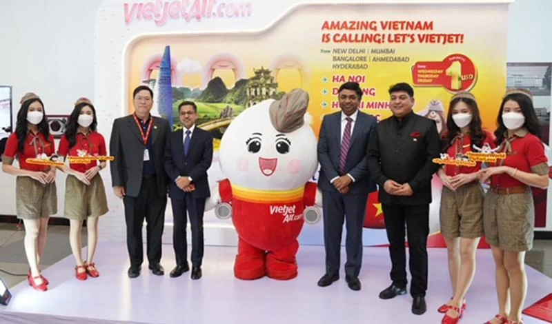 Ông Nguyễn Bác Toán, Giám đốc Thương mại Vietjet (bìa trái) chụp hình cùng phái đoàn Ấn Độ