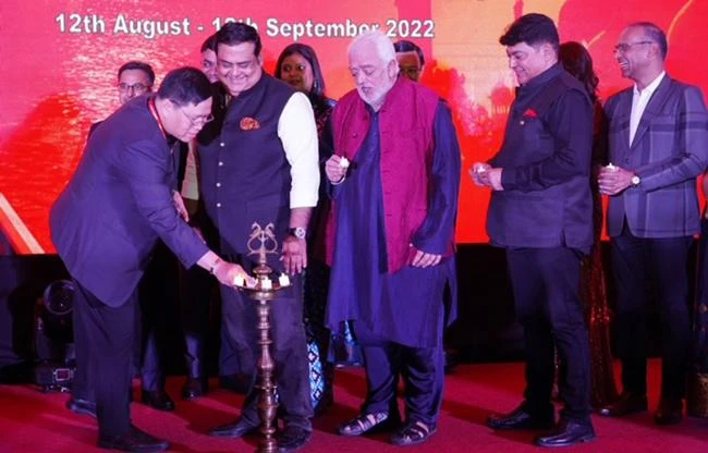 Ông Nguyễn Bác Toán thắp nến khai mạc theo văn hóa Ấn Độ