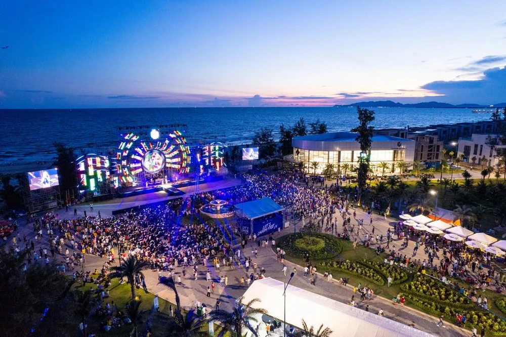 Khi mặt trời xuống núi, sân khấu Let's Charm Fest tỏa sáng rực rỡ bên bờ biển tạo nên một khung cảnh mãn nhãn khi nhìn từ trên cao.