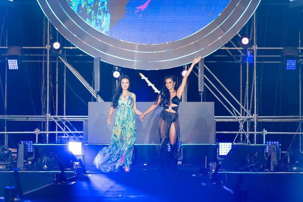Sau phần trình diễn của các ca sĩ, hàng ngàn khán giả dưới sân khấu vô cùng phấn khích khi chứng kiến sự xuất hiện đầy bất ngờ của Hoa hậu Ngọc Châu và Á hậu Thủy Tiên. Hai nàng hậu đã biến sân khấu Let's Charm Fest thành sàn diễn với những bước catwalk nóng bỏng và quyến rũ.