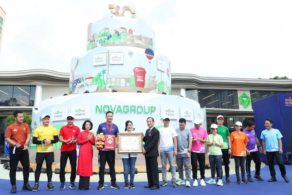 Đại diện NovaGroup vinh dự nhận Chứng nhận kỷ lục "Biểu tượng hội thao gắn BIB lớn nhất Việt Nam do tập thể cán bộ - nhân viên đơn vị thực hiện".