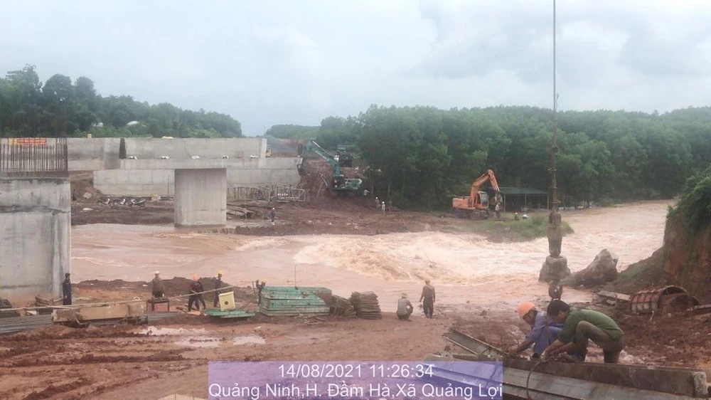 Một trong rất nhiều địa hình phức tạp mà cao tốc đi qua