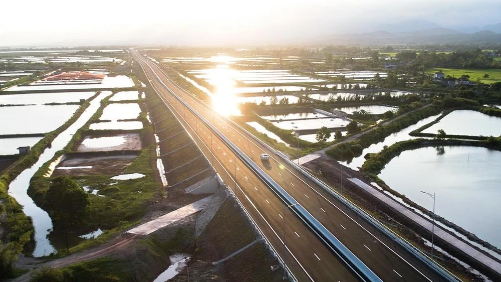 Phía sau sự hiện đại của cao tốc là 25 tháng miệt mài chinh phục thiên nhiên