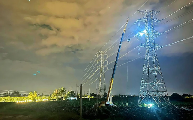 Các đơn vị thuộc EVNNPT di dời đường dây truyền tải điện cả ngày, đêm nhằm đáp ứng tiến độ dự án cao tốc Bắc – Nam.