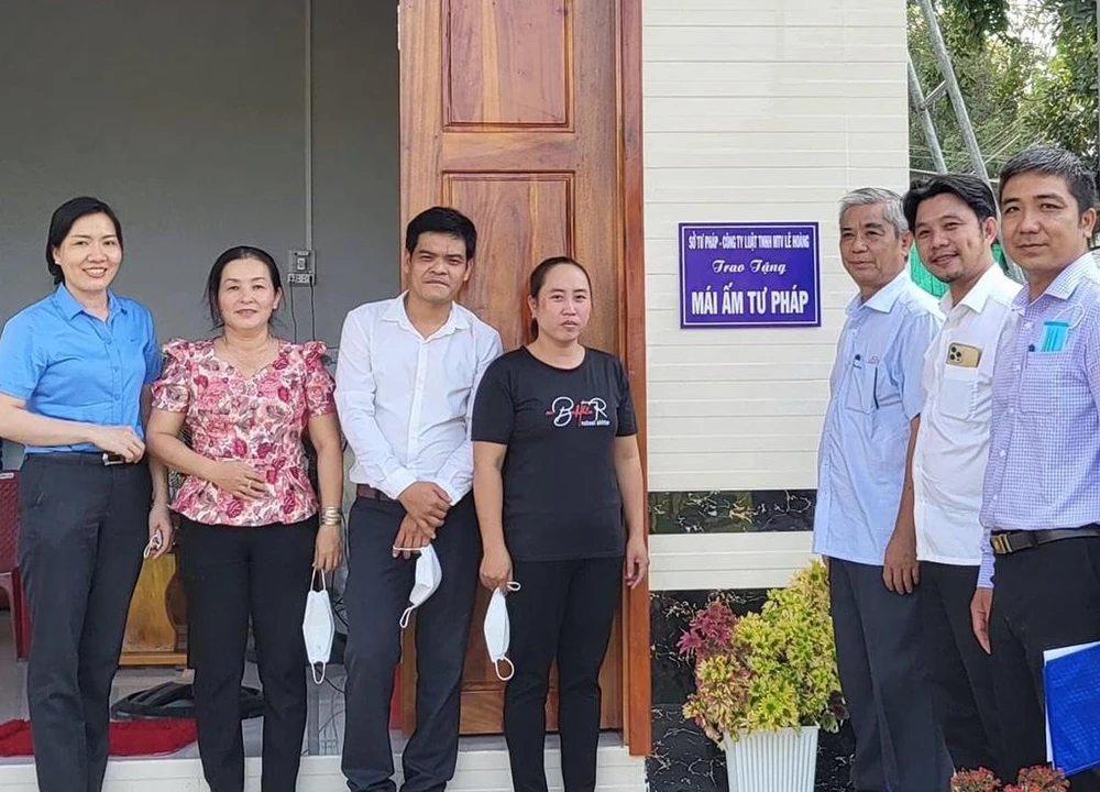 Hệ thống Lê Hoàng phối hợp Sở Tư pháp Cần Thơ trao tặng “Mái ấp Tư pháp” tại TP Cần Thơ.