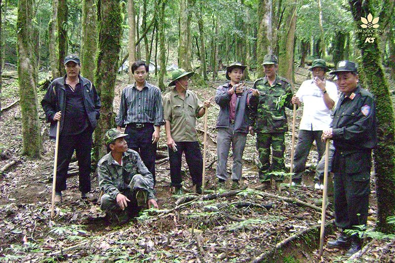 Ông Đào Xuân Quí và thiếu tướng Lê Duy Hải cùng các lãnh đạo ghé thăm vườn sâm K5 năm 2011.