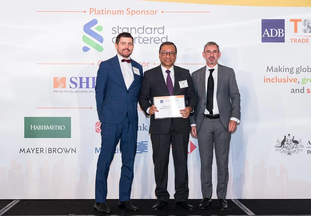Ông Deep Sen (ở giữa) – Giám đốc Lĩnh vực phụ trách khách hàng dịch vụ tài chính, Khối Ngân hàng bán buôn Techcombank, đại diện ngân hàng nhận giải thưởng của ADB