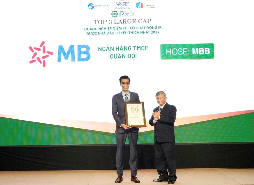 Ông Đặng Mạnh Trung – Vụ trưởng, Trưởng cơ quan thường trực Ban Tuyên giáo Trung ương tại TP.HCM (bên phải) trao chứng nhận đến ông Đàm Nhân Đức – Giám đốc Nghiên cứu Phát triển MB