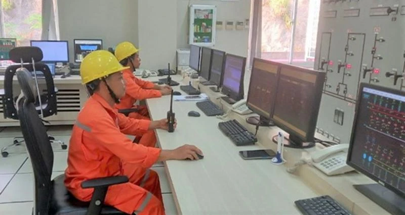 Các công nhân vận hành tham gia công tác sản xuất trong mùa lũ 2022