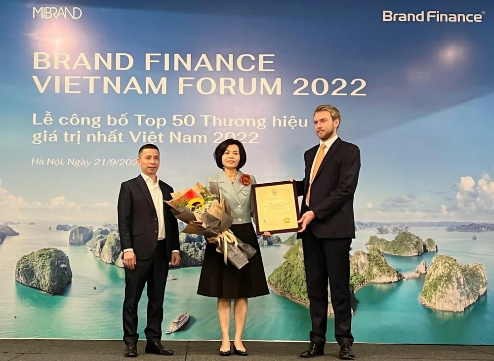 Đại diện Brand Finance trao chứng nhận “Vinamilk - Thương hiệu sữa lớn thứ 6 thế giới” với định giá hơn 2,8 tỷ USD cho Bà Bùi Thị Hương – Giám đốc Điều hành Vinamilk