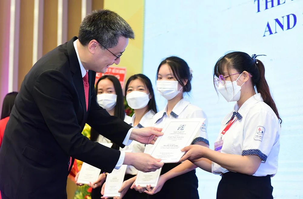 Ông Albert Ting - Uỷ viên Uỷ ban Điều hành Quỹ Đinh Thiện Lý trao học bổng cho SV Trường CĐ Sư phạm Trung ương tại TP.HCM