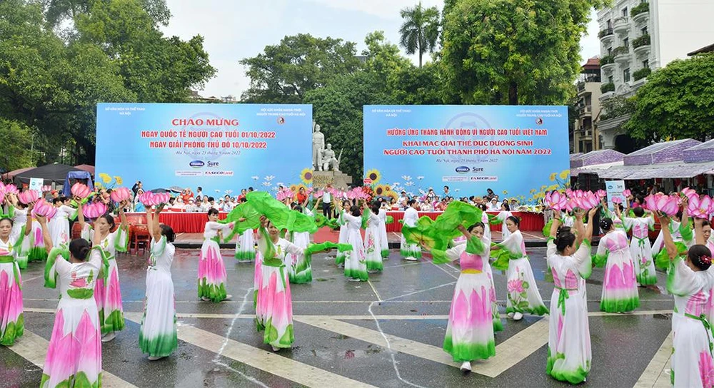 Không khí tươi vui và sôi động tại khu vực Hồ Gươm với các màn đồng diễn thể dục dưỡng sinh đẹp mắt của NCT