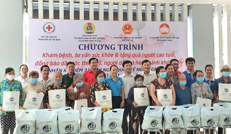 Tặng quà cho người dân nhân Ngày Quốc tế Người cao tuổi