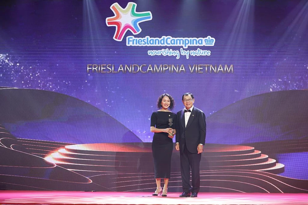 Bà Tạ Thúy Hà (trái) – Giám đốc Marketing - FrieslandCampina Việt Nam vinh dự nhận giải thưởng “Doanh nghiệp Xuất sắc Châu Á 2022”.