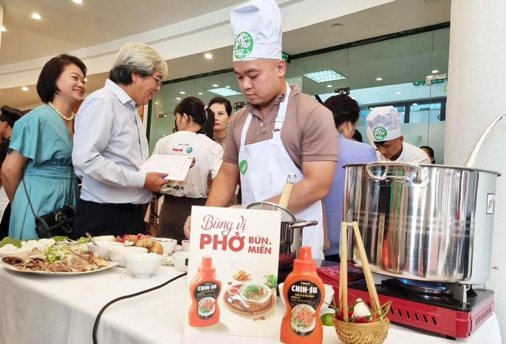 Đầu bếp chế biến món phở tại “Ngày của Phở”