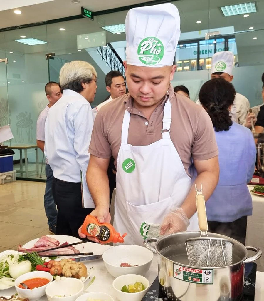 Đầu bếp chế biến món phở tại “Ngày của Phở”