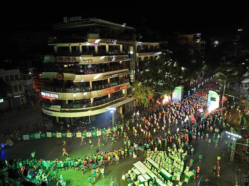 Tiếp lửa cho buổi lễ khai mạc