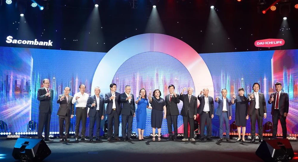 Các lãnh đạo Cục Quản lý và Giám sát Bảo hiểm, Ngân hàng Nhà nước Việt Nam, chi nhánh TP.HCM; khách hàng, đại diện Dai-ichi Life Việt Nam và Sacombank cùng nâng ly chúc mừng 5 năm hợp tác thành công của Dai-ichi Life Việt Nam và Sacombank.