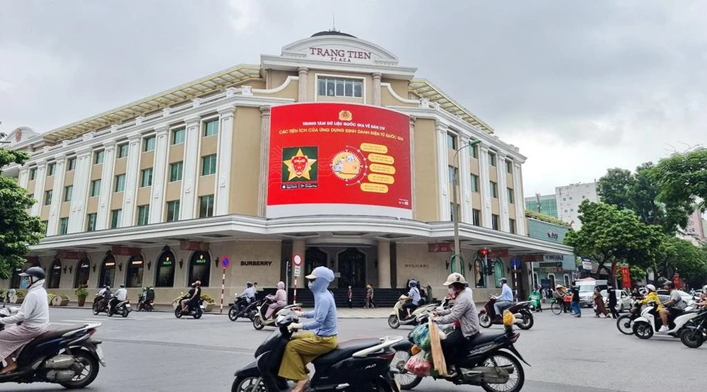 Áp phích tuyên truyền đặt tại Tràng Tiền Plaza (Hà Nội)