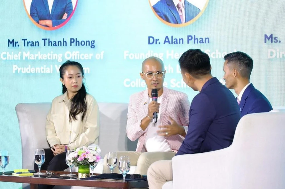 Ông Trần Thanh Phong và các khách mời cùng chia sẻ quan điểm về bình đẳng giới trong môi trường công sở tại sự kiện “Pride at Work”.