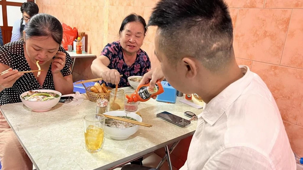 Nhiều khách hàng khen tấm tắc khi sử dụng sản phẩm tương ớt phở Chin-su