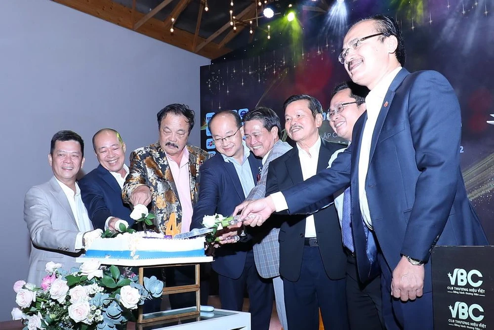 Lãnh đạo các tập đoàn, doanh nghiệp lớn cùng nhau cắt bánh mừng sinh nhật CLB VBC