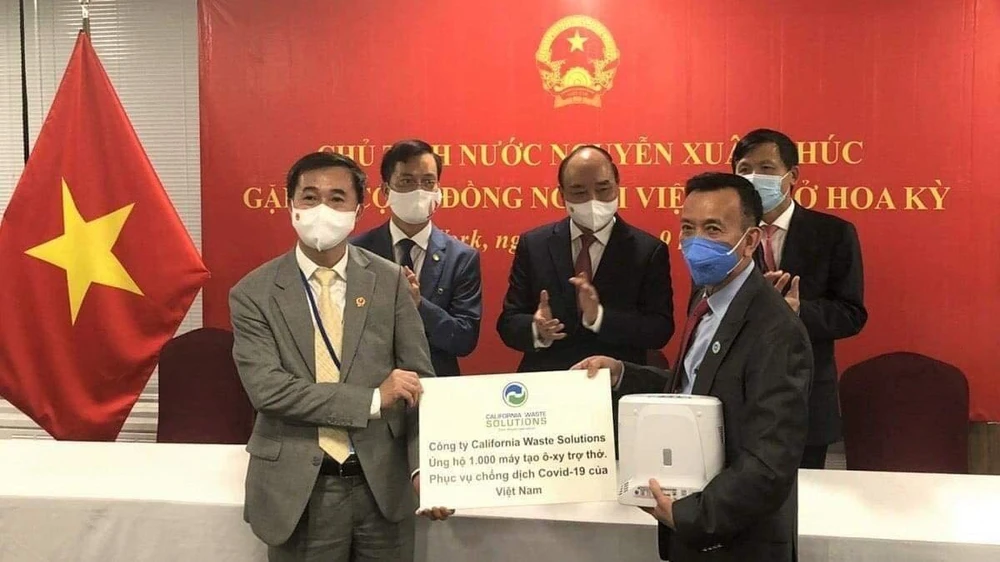 Chủ tịch nước Nguyễn Xuân Phúc chứng kiến lễ trao 1.000 máy thở do ông David Duong tặng Việt Nam vào thời điểm dịch COVID-19 năm 2021