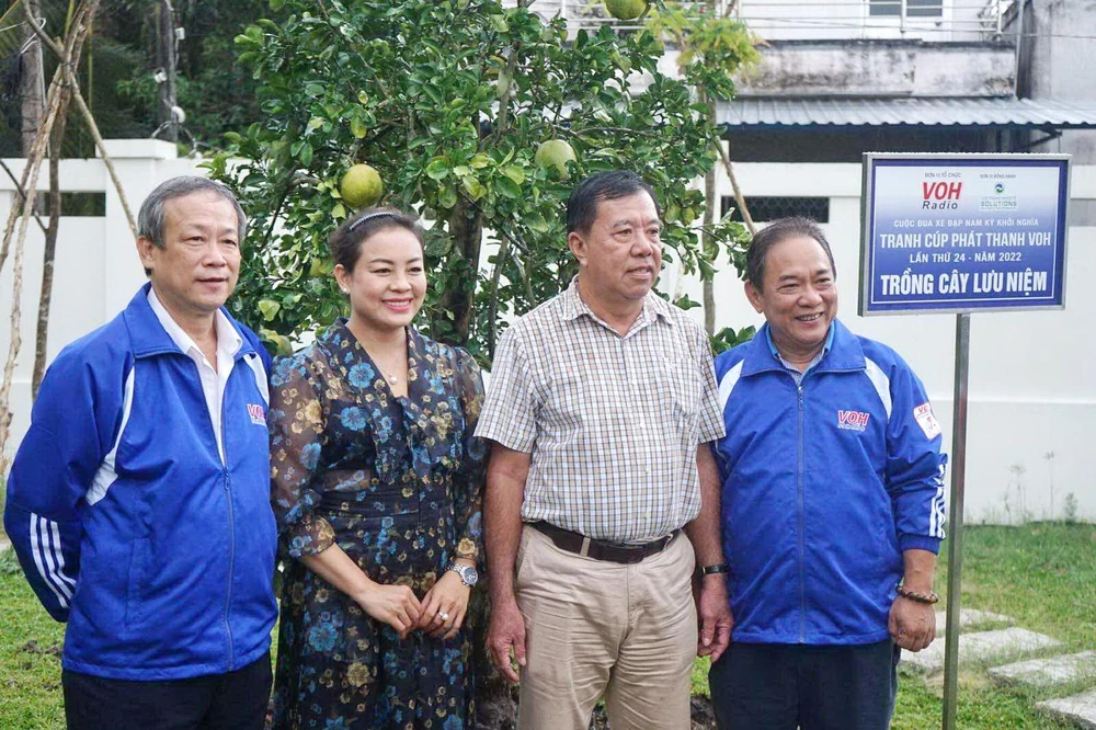 BTC trồng cây lưu niệm trong khuôn viên Khu tưởng niệm cố Thủ tướng Võ Văn Kiệt.