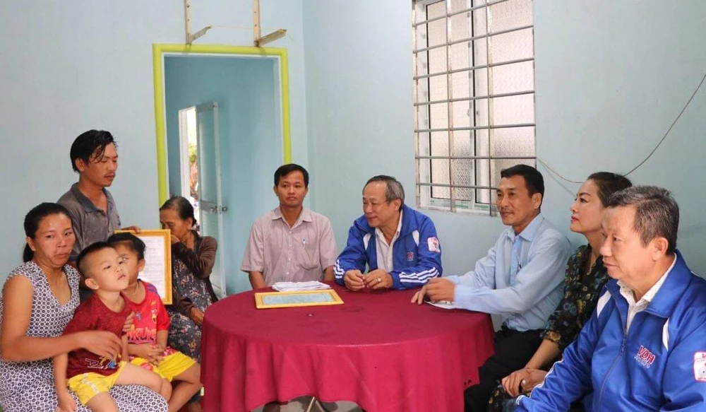 BGĐ VOH và đại diện VWS trao nhà tình thương, quà cho hộ nghèo ở huyện Vũng Liêm (Vĩnh Long).