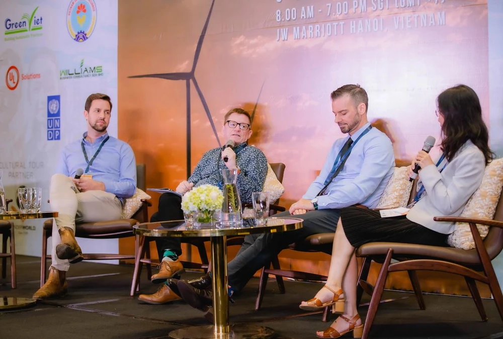 GS.TS Geoffrey Williams (thứ 2 từ trái qua) có nhiều tham luận giá trị tại hội nghị