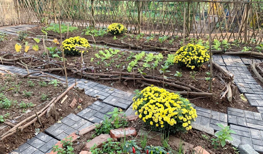 Gạch lát được làm từ rác thải tái chế thông qua mô hình kinh tế tuần hoàn rác thải.