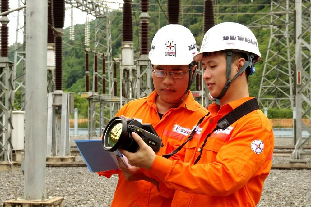 Các đơn vị phát điện áp dụng công nghệ hiện đại để giám sát thông số nhiệt độ tại trạm biến áp 220kV.