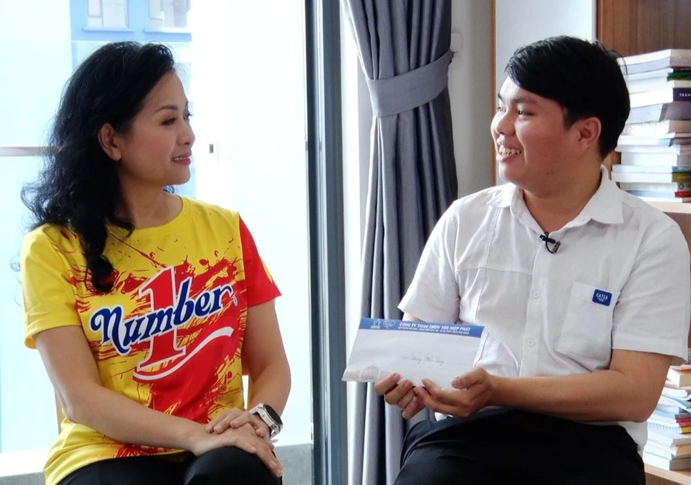 Phó TGĐ Tập đoàn Tân Hiệp Phát gửi lời động viên cùng phần quà ý nghĩa đến Trương Chấn Sang trong chương trình “Nối trọn yêu thương”.