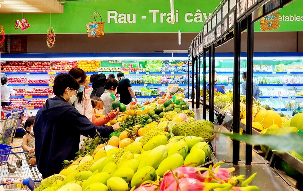 Nhộn nhịp khách hàng mua sắm cho mùa lễ hội cuối năm tại hệ thống Co.opmart và Co.opXtra (ảnh: MINH HOÀNG).