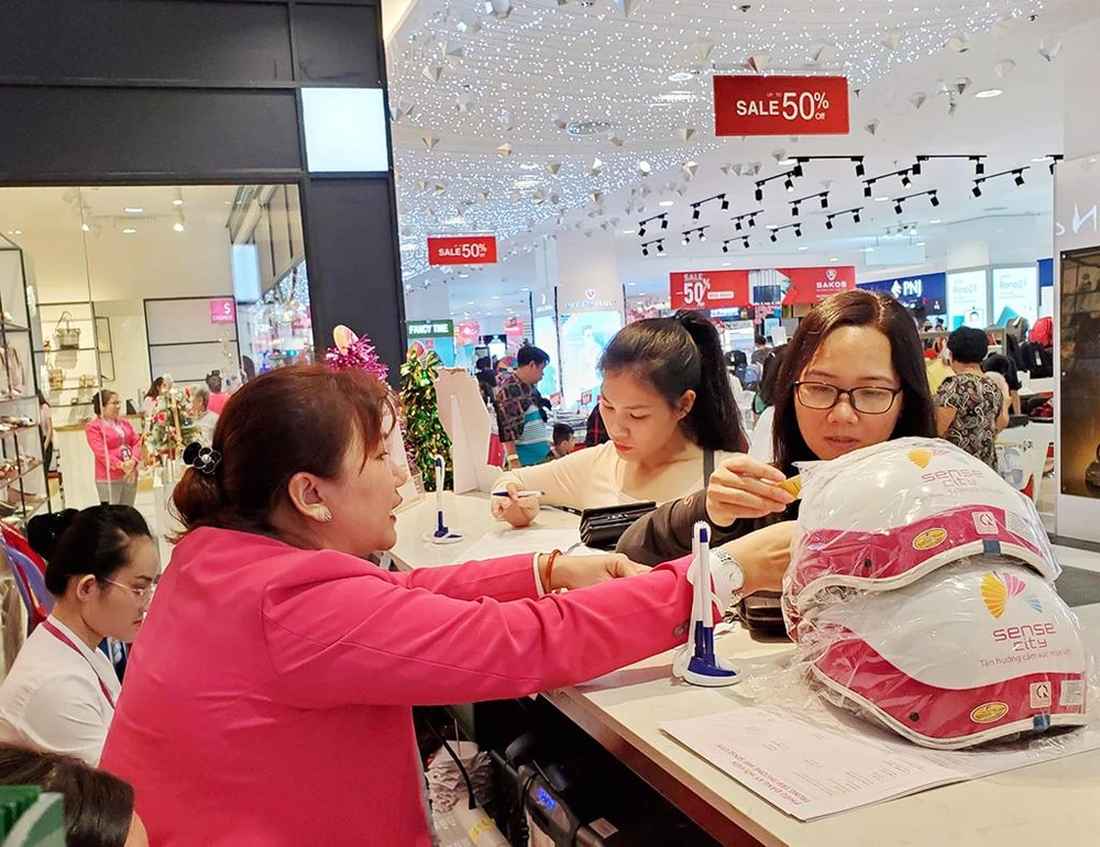 Khách hàng hào hứng nhận quà tại quầy dịch vụ khi mua sắm tại hệ thống TTTM Sense City.