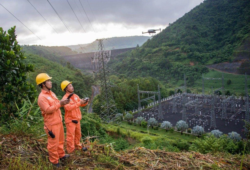 Kỹ sư sử dụng thiết bị bay giám sát tại trạm 220 kV Nhà máy Thủy điện Đồng Nai 3 (tác phẩm tham gia cuộc thi ảnh về chuyển đổi số EVNGENCO1 năm 2022). (Ảnh: HUY MẠNH)